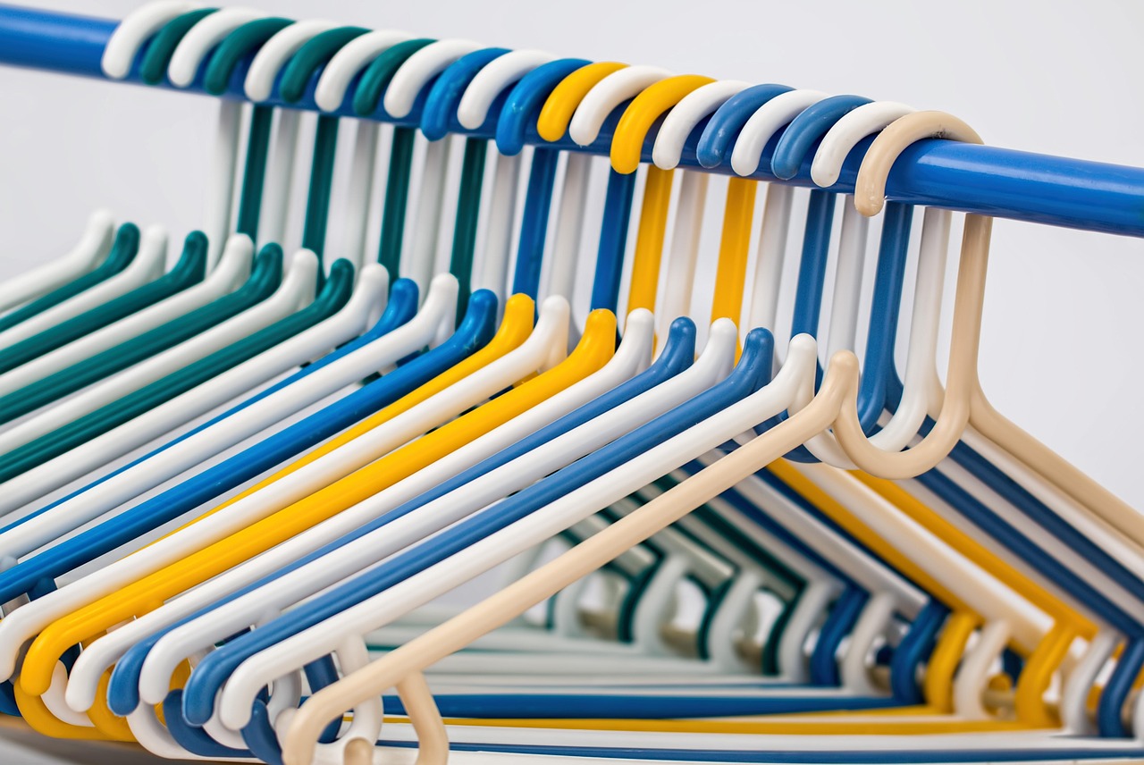 Traditionele macramé knopen in een kleurrijke ruimte.