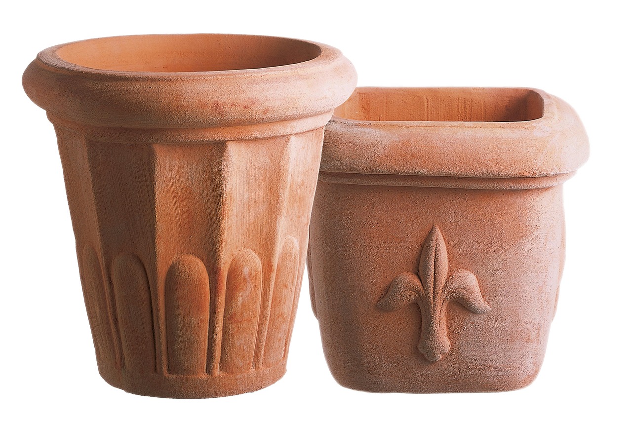 Kleine terracotta-kuipen gevuld met lavendel