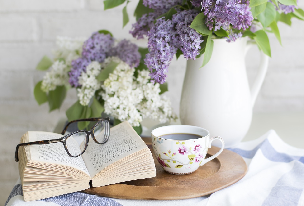 Knusse leeshoek met hygge-elementen en warme verlichting.