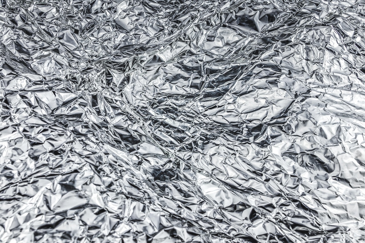 Minimalistisch interieur met opvallende aluminium wanddecoratie.