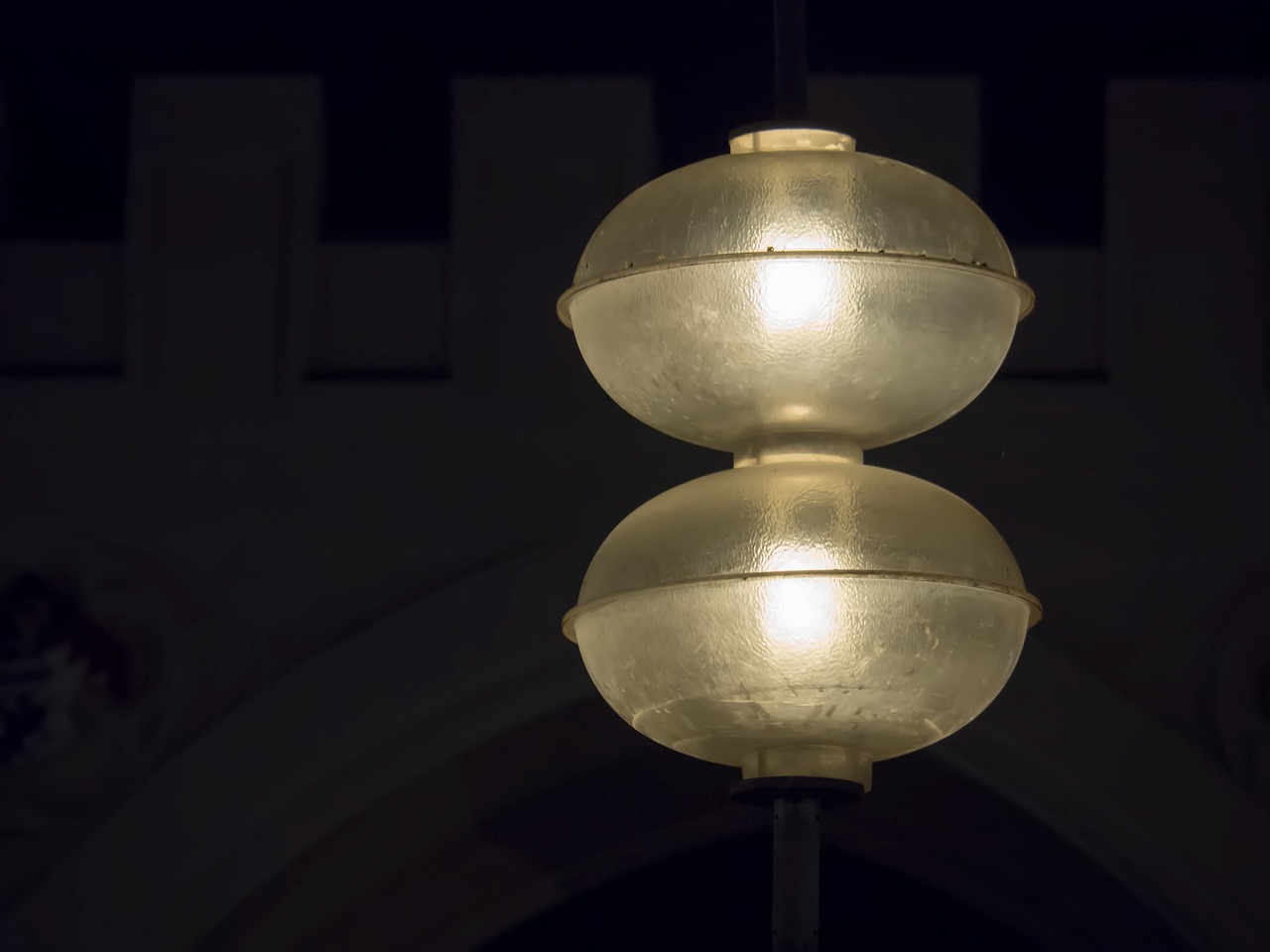 Stijlvolle lineaire lamp in strakke eetkamer