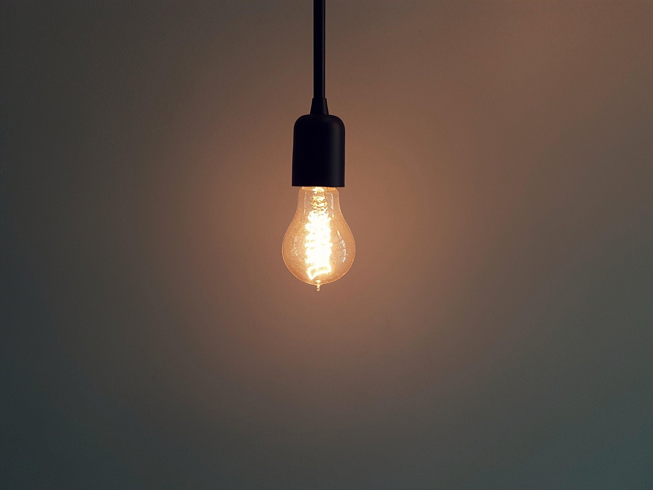 Minimalistische eetkamer verlicht door lineaire lamp