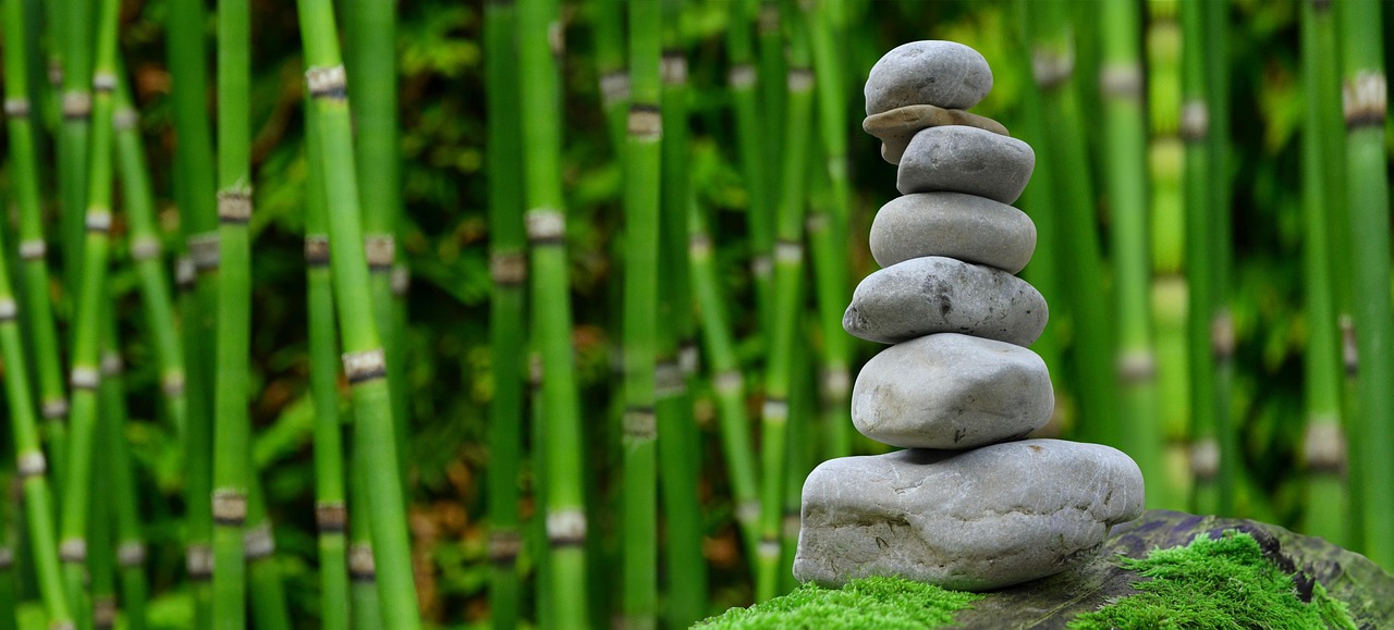 Zen-tuintje met enkele stenen en mos. Zen-tuintje met enkele stenen en mos.