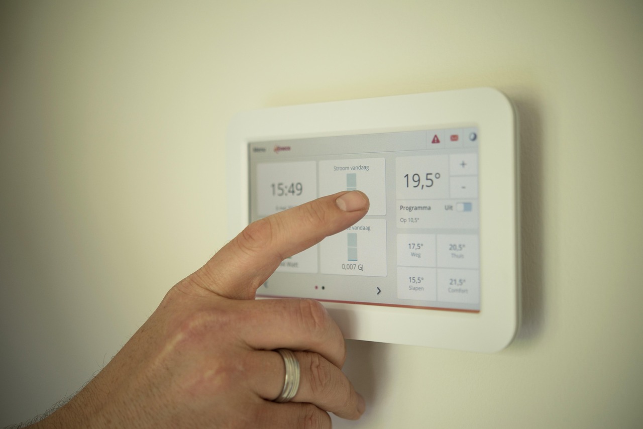 Zonnepanelen gekoppeld aan energiebeheersysteem dashboard.