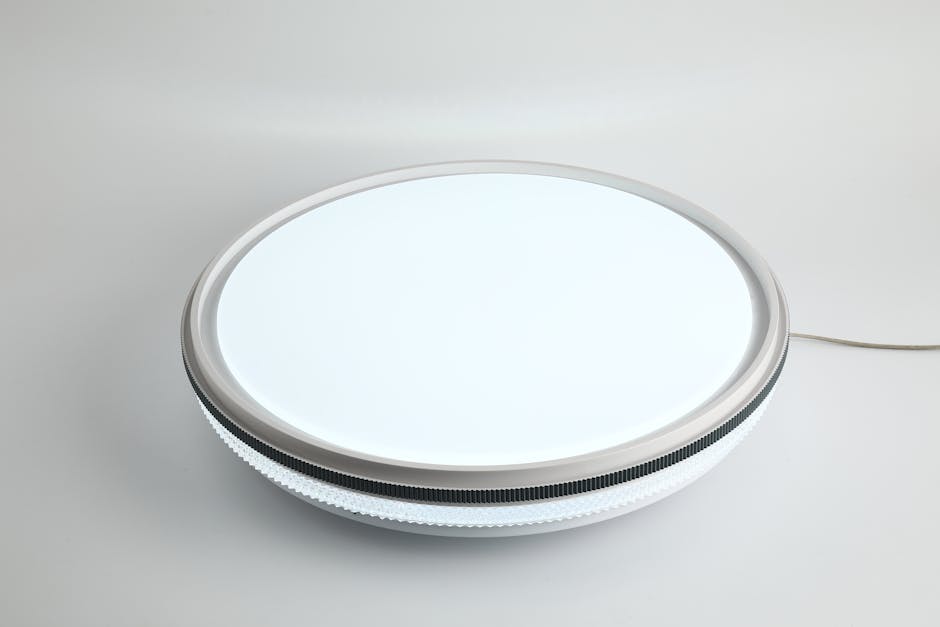Warme LED-lichtlijnen met geometrisch patroon plafond. Warme LED-lichtlijnen met geometrisch patroon plafond.