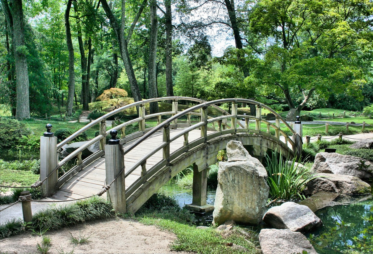 Traditionele Japanse theehuis in een zen-tuin.