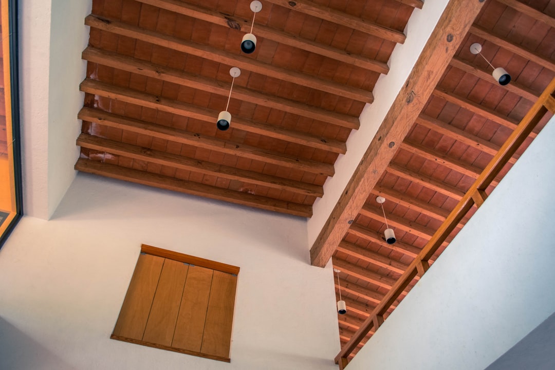 Houten plafondelementen in een zonnige woonkamer.