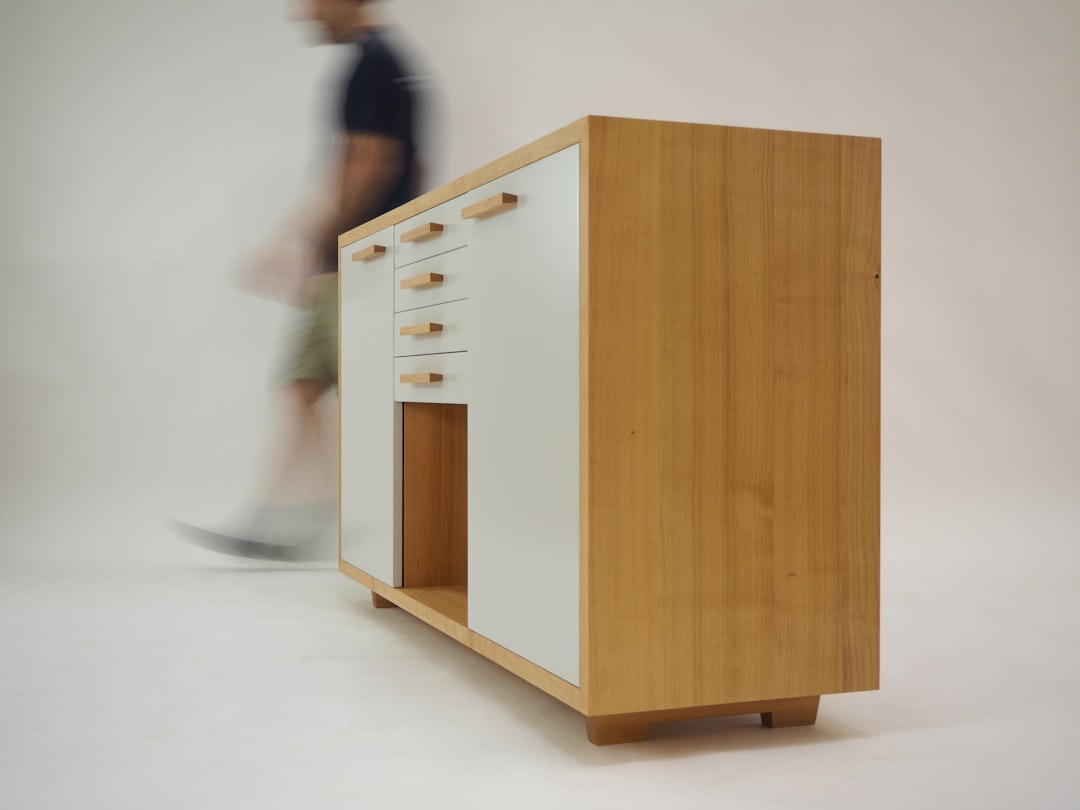 Lichthouten eettafel met zonovergoten zomeraccenten. Lichthouten eettafel met zonovergoten zomeraccenten.