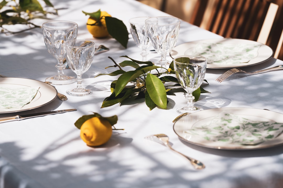 Zomerse tafeldecoratie met kleurrijke bloemen en servies.