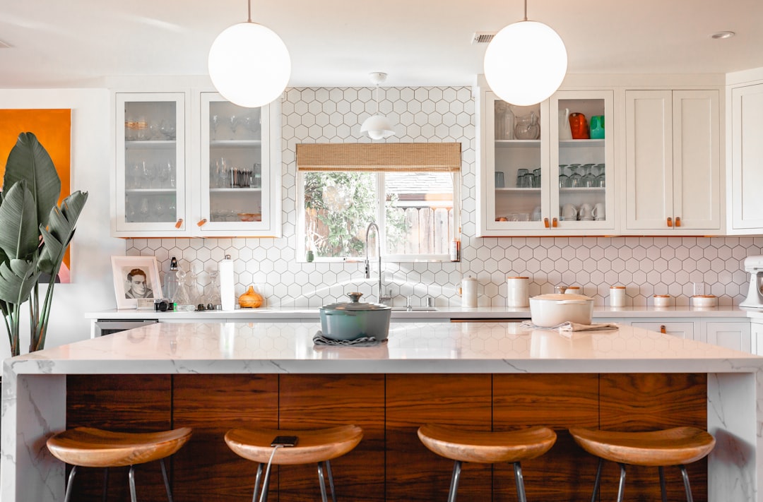 Houten aanrecht met natuurlijke nerven in moderne keuken.