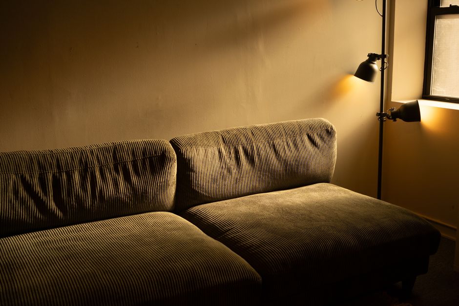 Trendy woonkamer met accessoires in jaar 2026 kleur. Trendy woonkamer met accessoires in jaar 2026 kleur.