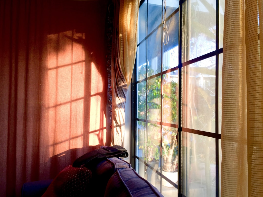 Zonlichtdoorlatende gordijnen in moderne woonkamer.