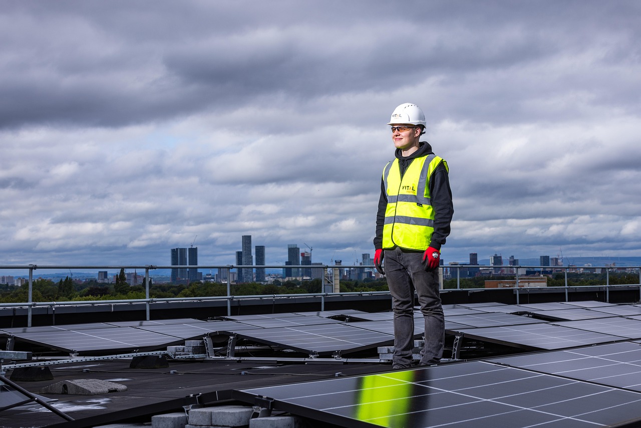 Stijlvolle zonnepanelen op een eigentijds gebouw.