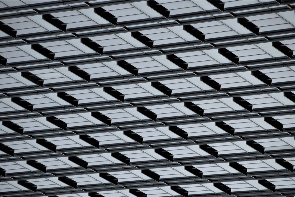 Strakke zonnepanelen op hedendaags architectonisch ontwerp.