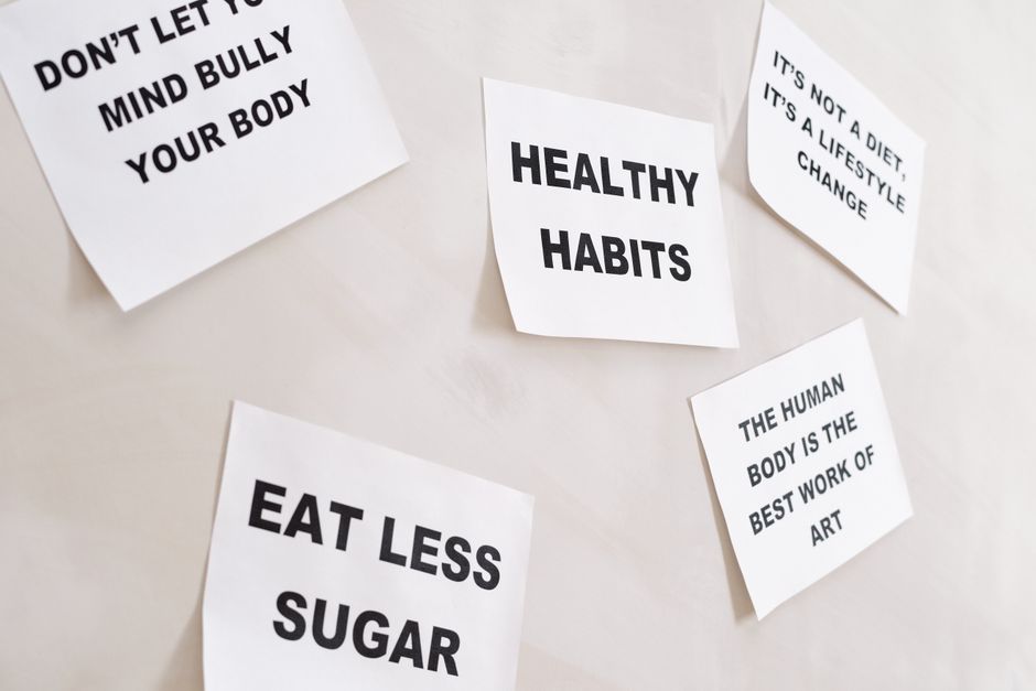 Zonnige fitnesshoek met inspirerende posters op muur. Zonnige fitnesshoek met inspirerende posters op muur.