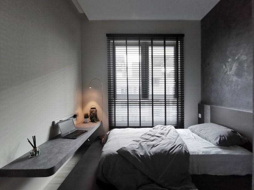 Slaapkamer in grijstinten met moderne accenten.