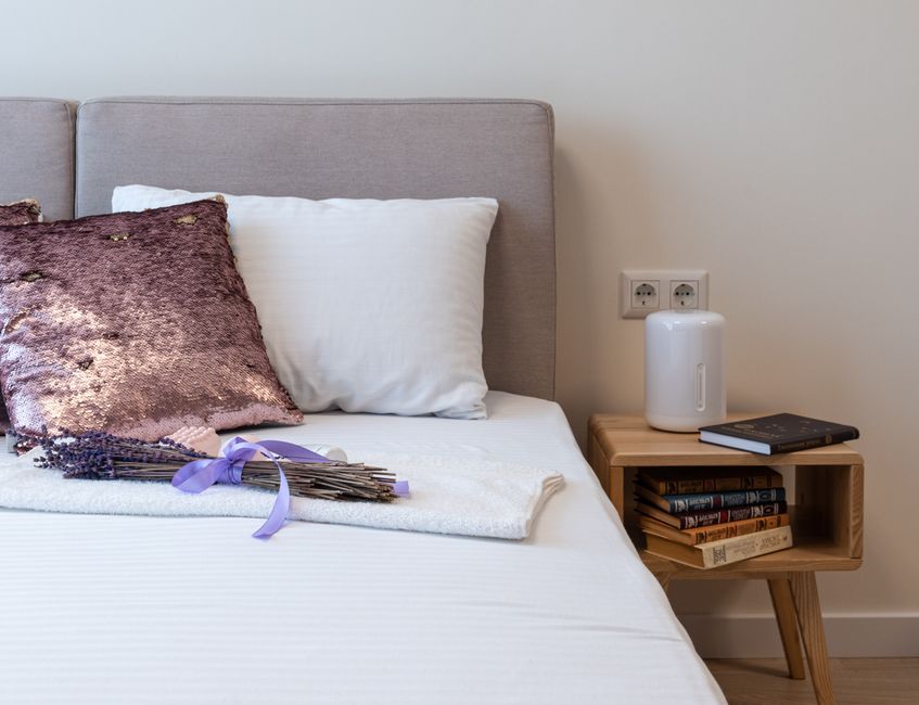Lavendel decoratie zorgt voor rust in slaapkamer.