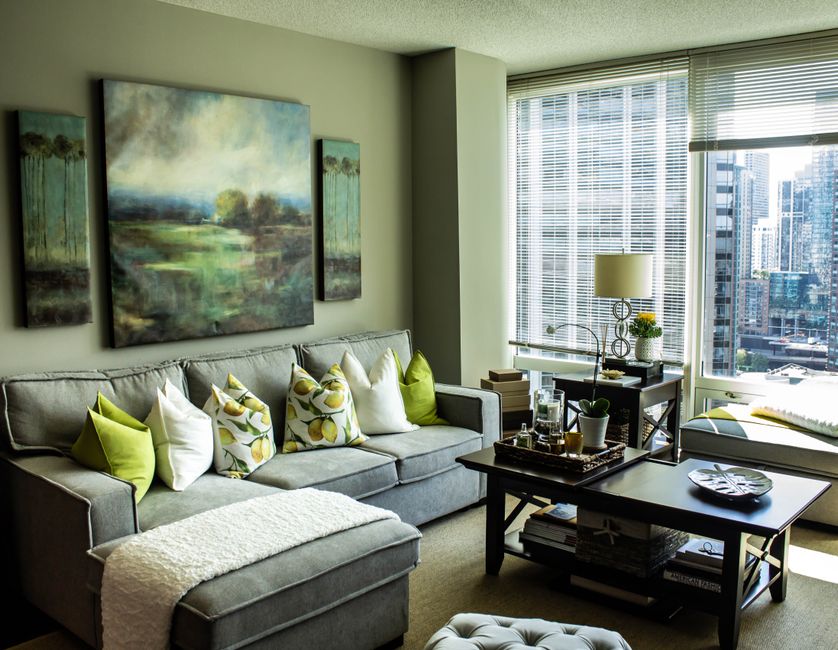 Woonkamer met pastelgroene accenten en moderne meubels.