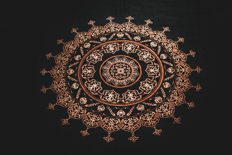 Minimalistisch interieur met mandala gordijnen. Minimalistisch interieur met mandala gordijnen.