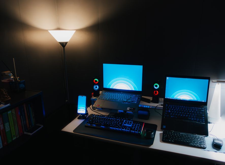 Gezellige kantoorhoek met comfortabele stoel en lamp.
