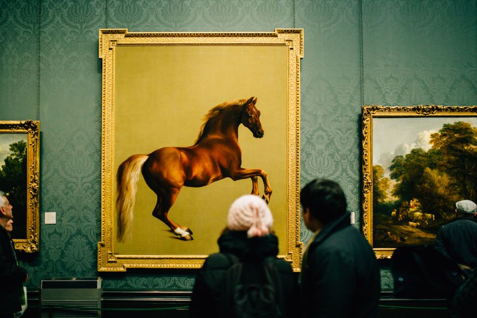 Paardenschilderij in sfeervol winterinterieur.